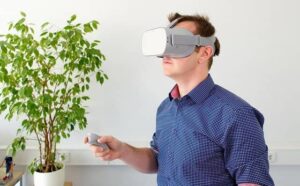 hombre con lentes de realidad virtual